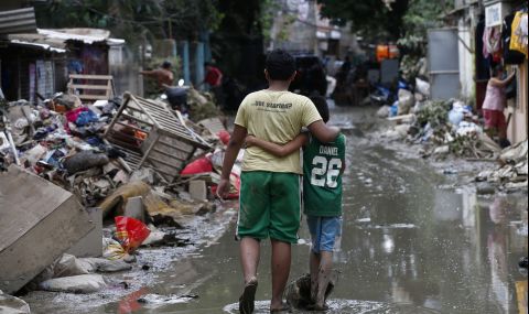 Хиляди останаха без дом във Филипините заради наводнения - 1