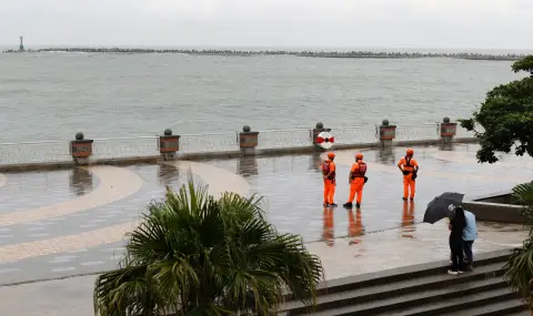 Taiwan mobilizes 40,000 troops over Typhoon Kraton  - 1