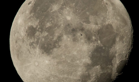 Космическа станция на фона на Луната (СНИМКА) - 1