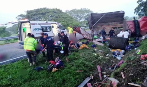 Десет души загинаха в катастрофа с камион с мигранти в Мексико ВИДЕО - 1