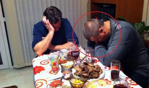Мъртво пиян полицай спи след запой на масата - 1