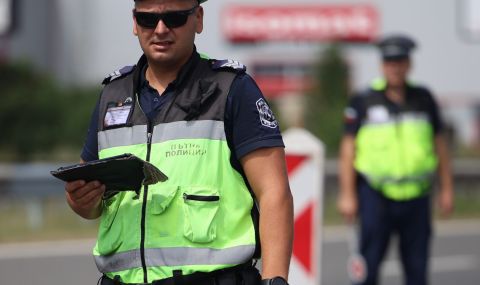 Шофьор получи инсулт по време на движение, таксито му помля 4 автомобила - 1