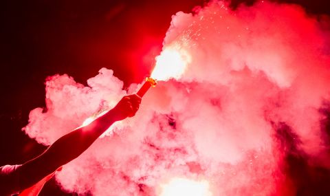Бой и сълзотворен газ между футболни фенове и полиция след мач от евротурнирите (ВИДЕО) - 1