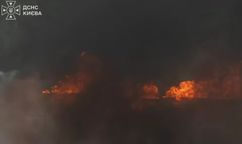 Руски дронове подпалиха бизнес сграда в Киев - 1
