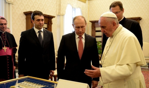 Папата подари на Путин медал с ангел миротворец - 1