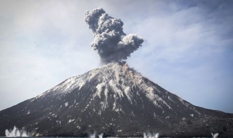 Вулканично изригване в Япония наложи евакуация в два града - 1