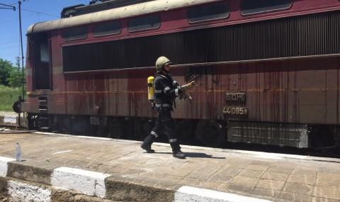 Във Видин загасиха горящ локомотив на влак, превозващ цистерни - 1