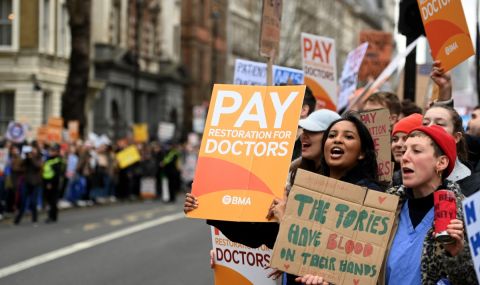 Младшите лекари в Англия започват мащабна стачка - 1