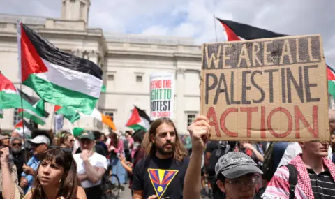 Близо 900 са арестуваните на снощната демонстрация срещу забраната на "Палестинско действие" в Лондон - 1