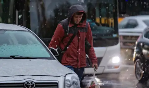 Проливните дъждове в страната преминават в сняг, автомобили закъсаха в Северозапада