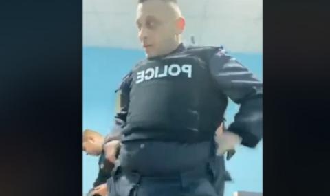 Водачът на контрапротеста Георги Флоров с полицейска униформа и автомат (ВИДЕО) - 1
