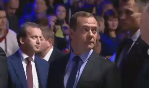 Дмитрий Медведев бе евакуиран заради пожар (видео) - 1