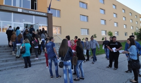 Ученици готвят протести срещу ромските стипендии - 1