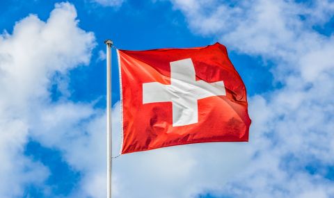 Разпънаха най-големия швейцарски флаг в света на алпийска скала (ВИДЕО) - 1