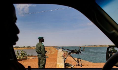 42-ма войници загинаха при джихадистка атака с дронове в Мали - 1