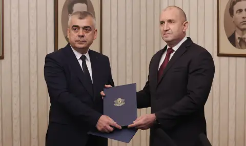 Румен Радев връчи третия мандат на АПС, те го върнаха веднага