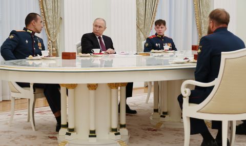 Путин се срещна в Кремъл с екипажа на танк, разбил колона от украински бронирани машини  - 1