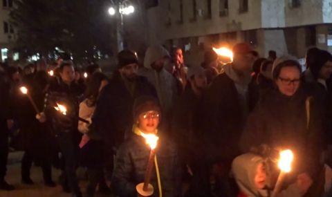 Хиляди излязоха на факелно шествие в памет на Левски в Ловеч - 1