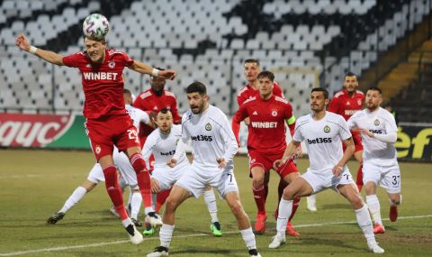Зрелището между Славия и ЦСКА едва не бе опорочено след кошмарен сблъсък между Георги Петков и Жорди Кайседо - 1