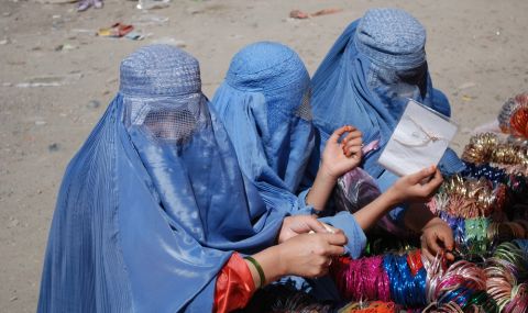 Афганистанки протестираха срещу решението на талибаните да затворят салоните за красота - 1