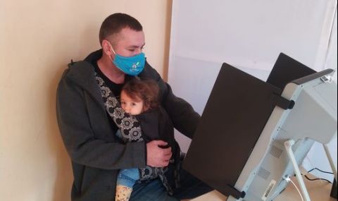 Ицо Хазарта гласува с бебе в ръце - 1