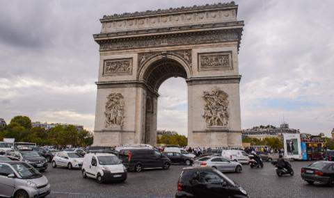 Евакуираха района около Триумфалната арка в Париж - 1