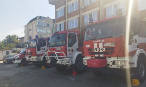 Варненските пожарникари излязоха на протест - 1