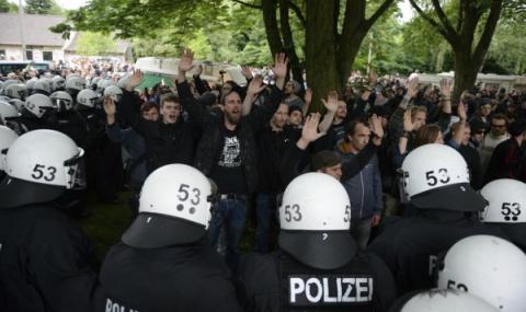 Разследват полицаи за сблъсъците в Хамбург - 1