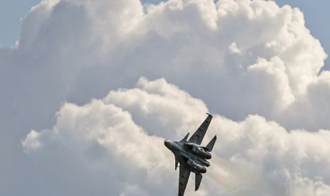 Бойни игри! Руски изтребител прелетя опасно близо до американски военен самолет над Сирия  - 1