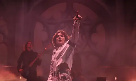 Фронтменът на Bring Me the Horizon Оли Сайкс е със сътресение, след като бе замерен с телефон на сцената (ВИДЕО) - 1