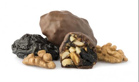Рецепта на деня: Домашни шоколадови бонбони със сини сливи и орехи - 1