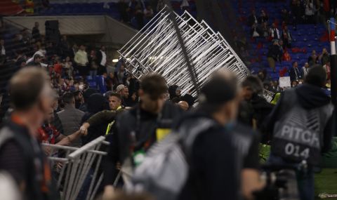 Бой във Франция между футболни фенове и полиция - 1