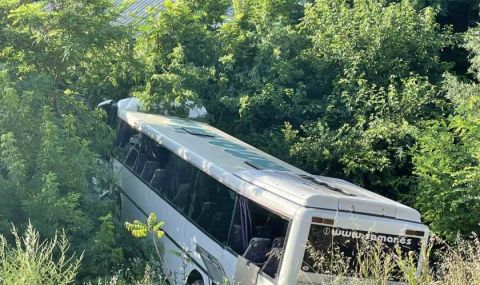 Автобус падна в канавка в Стара Загора - 1