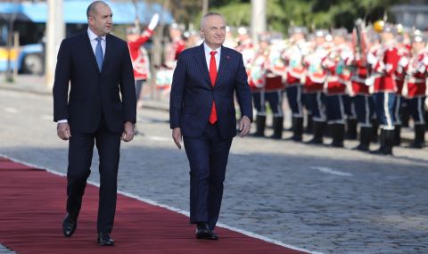 Радев посрещна албанския президент пред паметника на Незнайния воин - 1