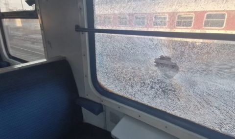 Вандали потрошиха с камъни влака от Свищов за Левски  - 1