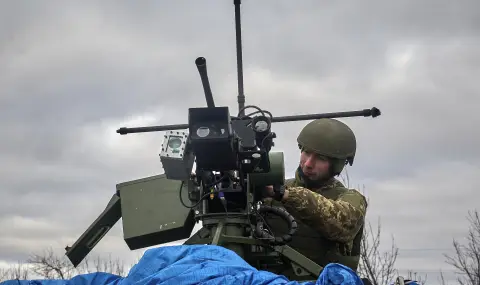 Киев съобщи, че падането на дрон на плажа в Геленджик е причинено от руската противовъздушна отбрана - 1