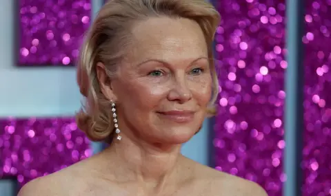 Памела Андерсън продава кисели краставички с розови листенца (СНИМКИ) - 1