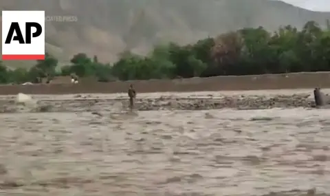Наводнения в Афганистан убиха най-малко 311 души ВИДЕО