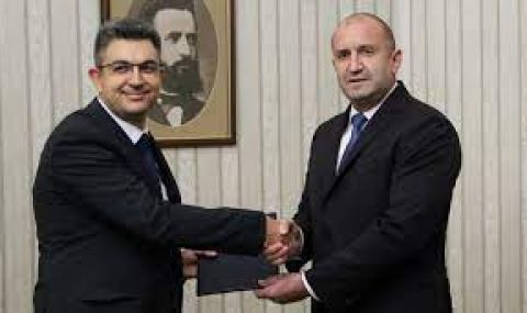 Радев подписа указа за избор на кандидата на ИТН за премиер - 1