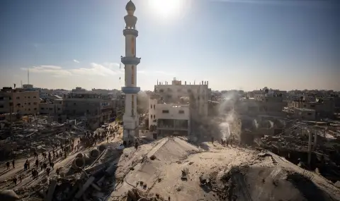 Джамия в град Рафах е изравнена със земята след израелски бомби - 1