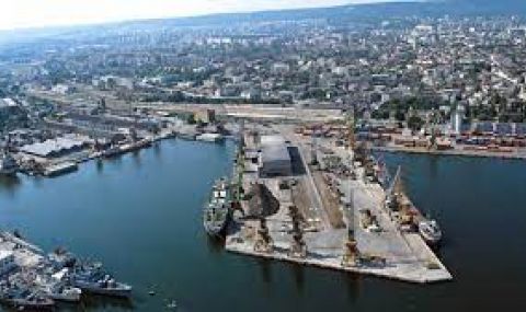 Кораб на фирмата-собственик на заседналия „Vera Su” с опасно нарушение на пристанище Варна-запад  - 1