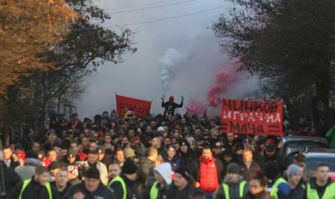 Феновете на ЦСКА с организирано шествие във Варна - 1