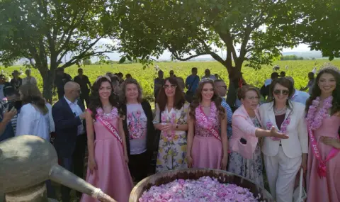 Киселова се включи в ритуала „розобер“ в родния си Казанлък - 1