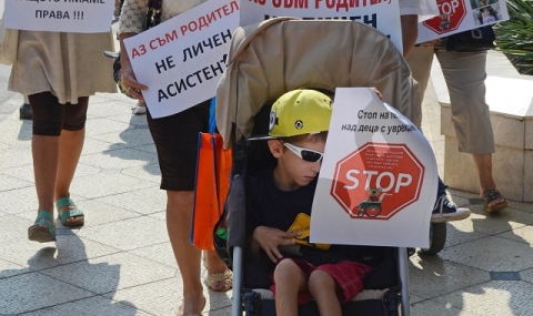 Майки на деца с увреждания протестираха пред Народното събрание - 1