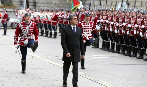 Издигнаха българското знаме пред президентството (Снимки) - 1