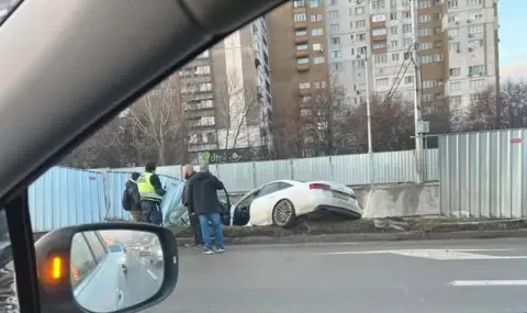 Кола падна в изкоп на метрото в София - 1