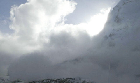 Вижте как лавина удря лагер на алпинисти на Еверест (Видео) - 1