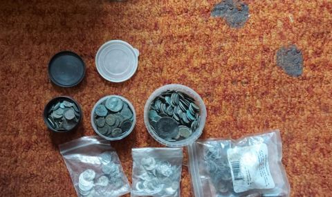 Гранични полицаи иззеха множество антични монети и предмети (СНИМКИ) - 1