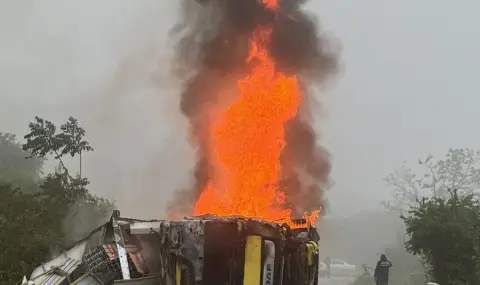 Товарен камион се запали край Монтана и блокира международния път Е-79, водачът не е открит