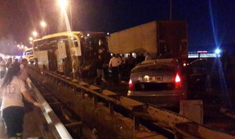 41 души пострадаха при верижна катастрофа в Турция - 1